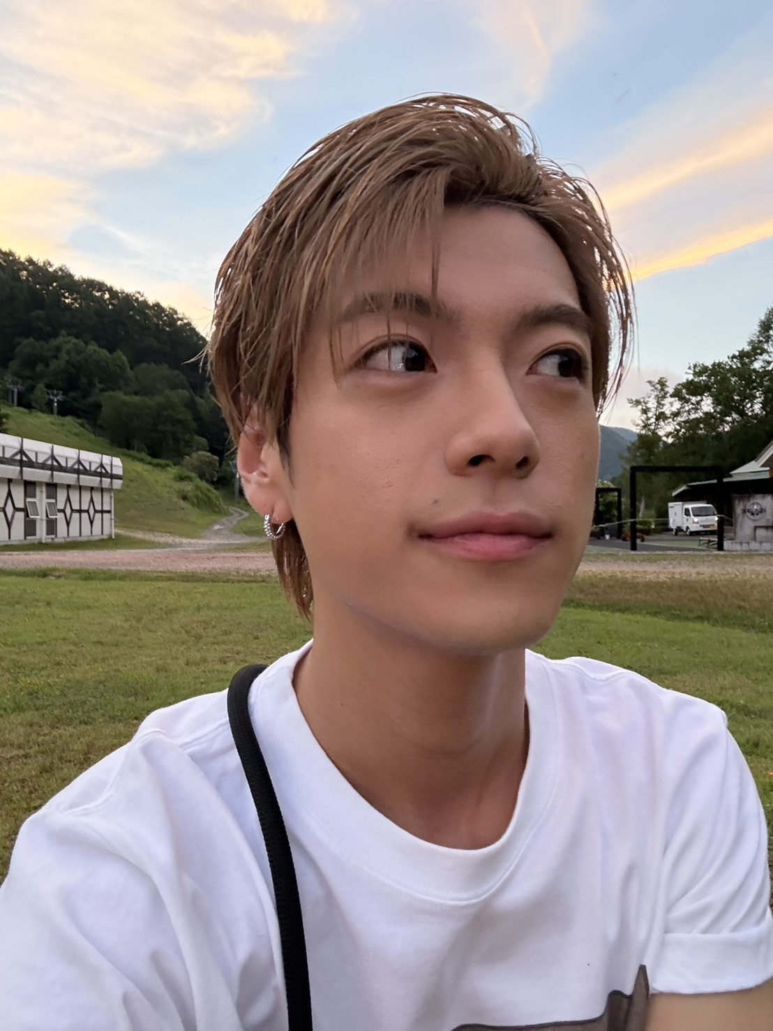 ⛰️👦🤳
