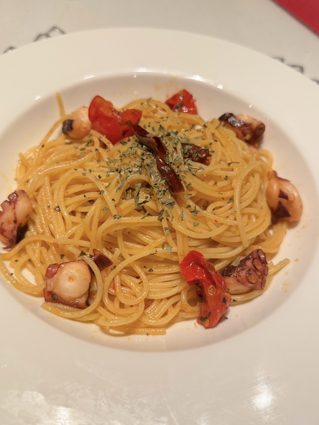 家族にもらったタコにトマトとバジルを添えてパスタ作った。 ボナペティ？
